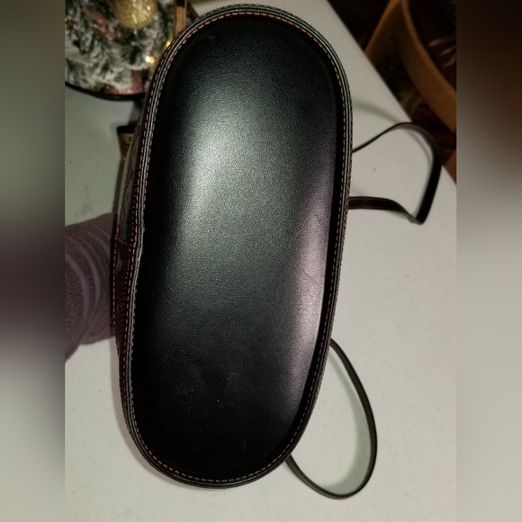 Authentic Yves Saint Laurent Black Leather bucket bag - Picture 5 of 13